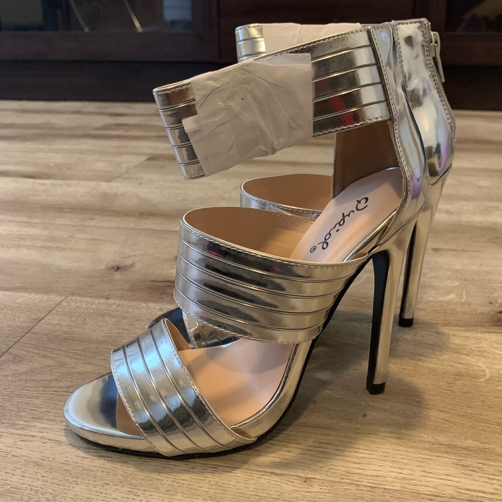 Women’s silver heels Size 6